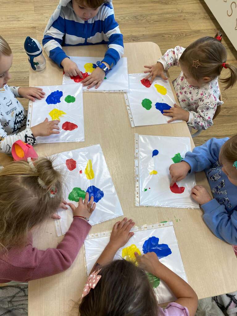 U maluszków dziś zabawy sensoryczne z farbą i folią!